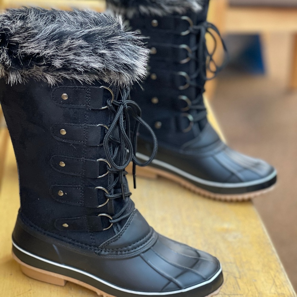 Black fur snow boots